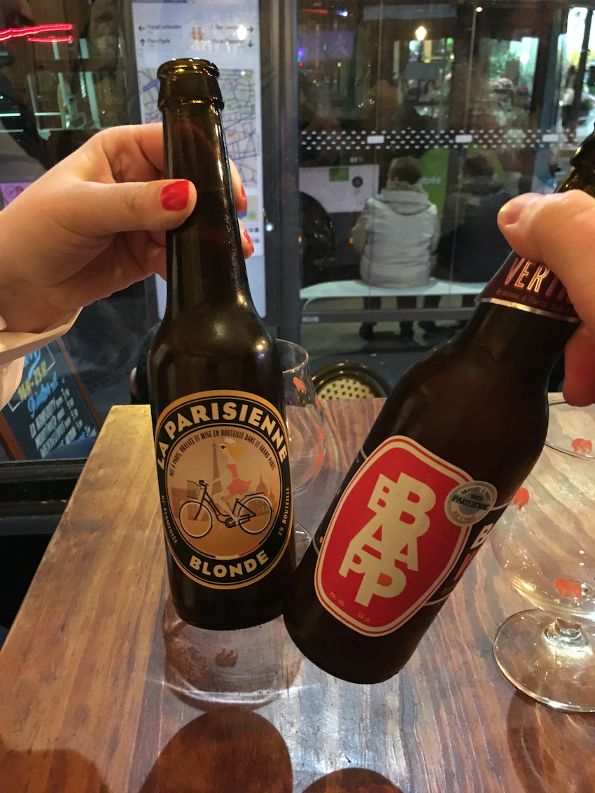 Anstoßen mit französischem Bier auf die Ankunft in Paris