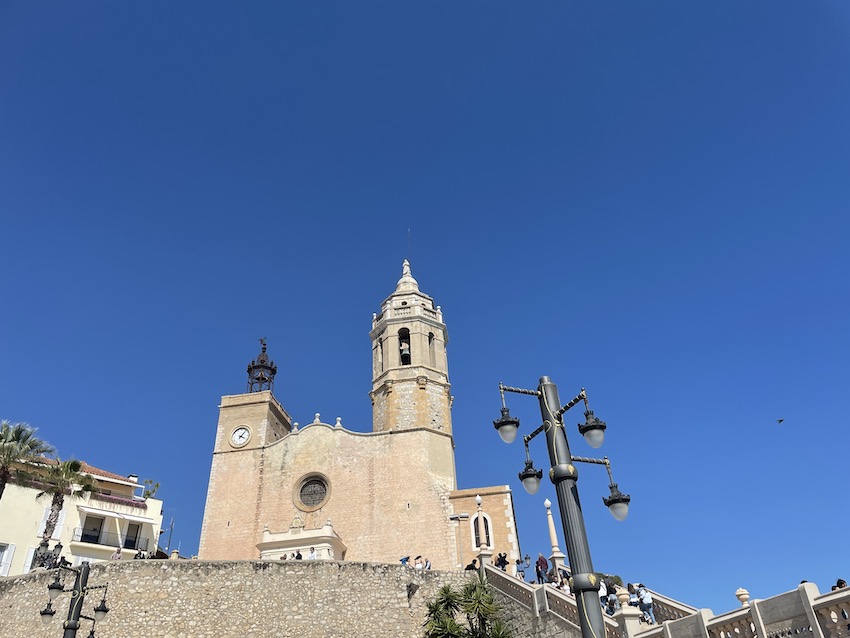 Hochschauen zur Kirche San Bartolomé y Santa Tecla