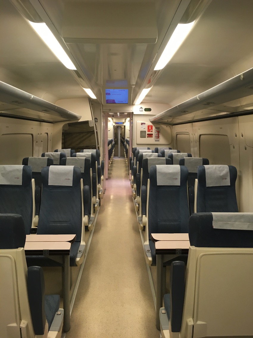 Mit der leeren Bahn geht es von Cádiz wieder nach Sevilla