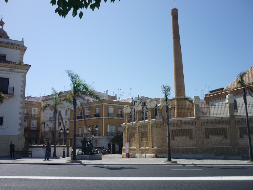 Blick vom Bahnhof in Cádiz auf die alte Zigarrenfabrik