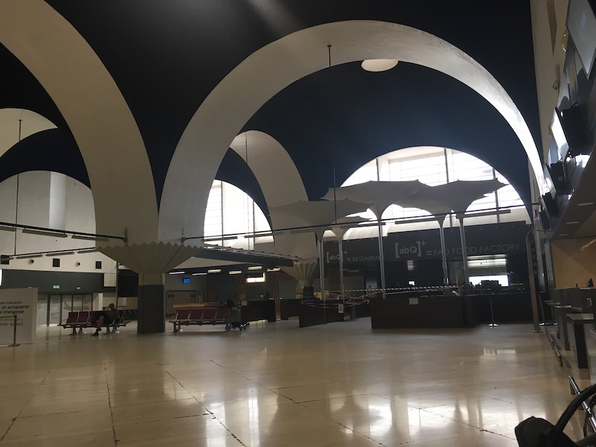 Blick auf den leeren Flughafen in Sevilla