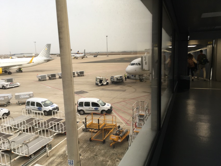 Das Flugzeug steht bereit für den Rückflug von Sevilla nach Frankfurt