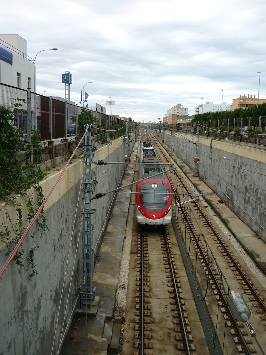 Die Regionalbahn in Cádiz fährt am Bahnhof ein