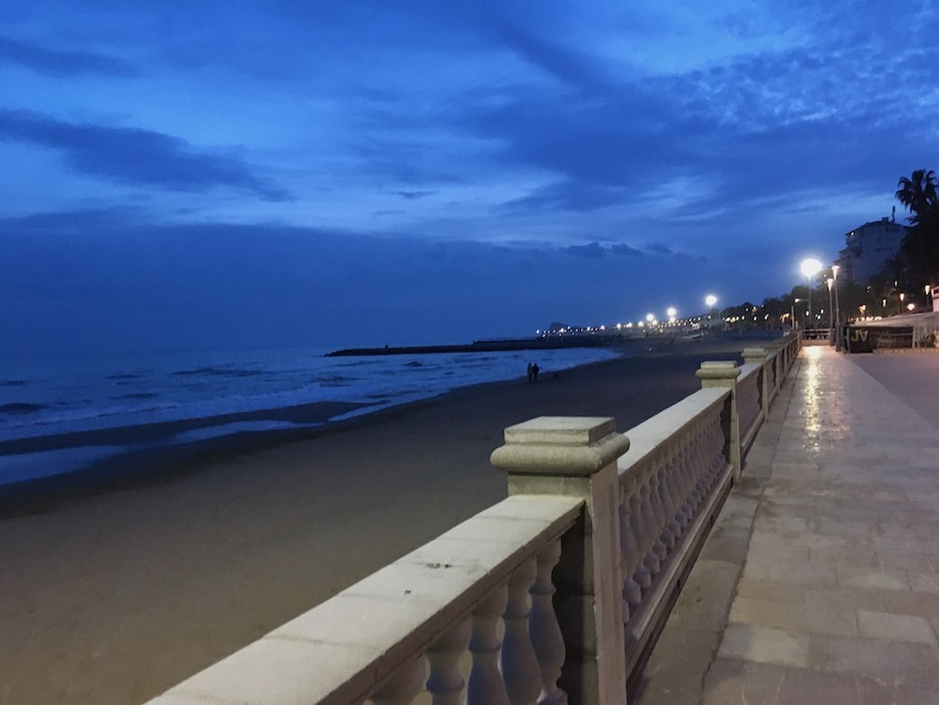 Strandspaziergang in Sitges während der Dämmerung