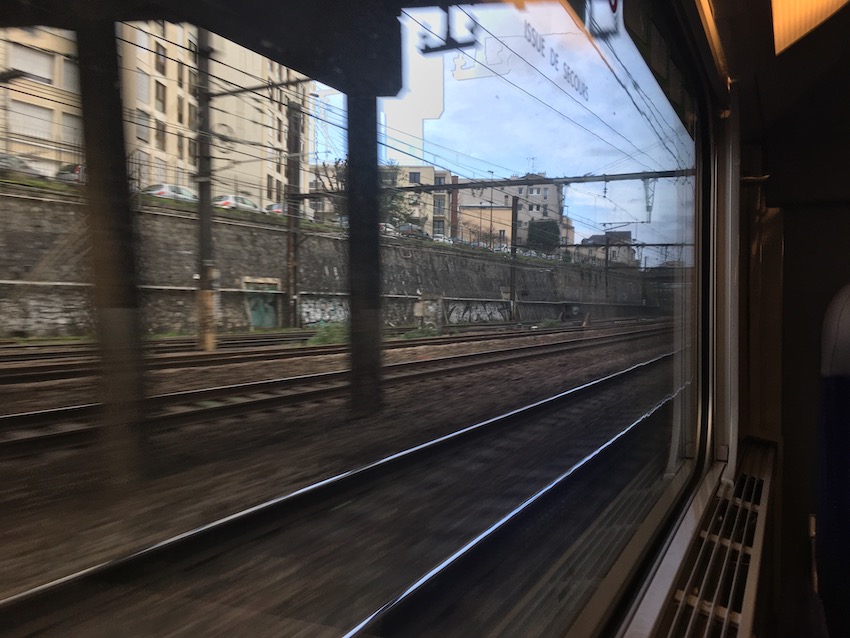Wir fahren in den Bahnhof Paris Est ein
