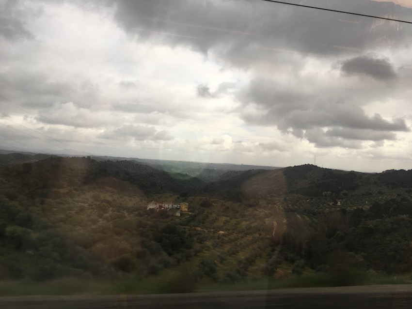 Blick aus der Bahn auf die Pyrenäen