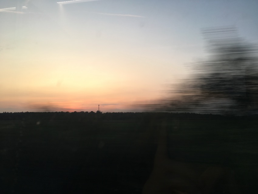Slow Travel mit Sonnenuntergang aus der Bahn