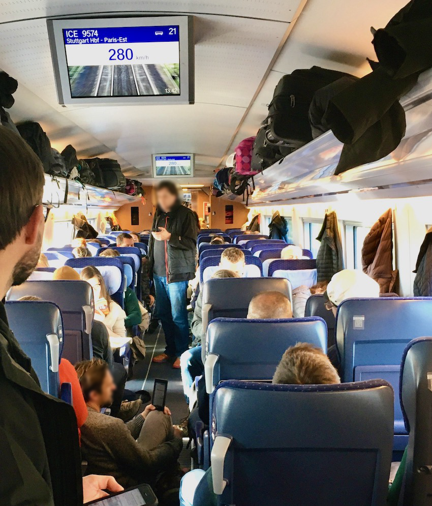 Überfüllter ICE von Karlsruhe nach Paris